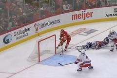 Patrick Kane před prázdnou bránou