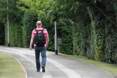 muž chůze silnice kroky