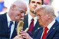 Prezident FIFA Gianni Infantino a americký prezident Donald Trump na MS klubů 2025