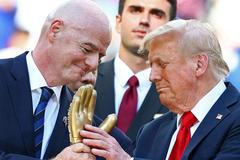 Prezident FIFA Gianni Infantino a americký prezident Donald Trump na MS klubů 2025