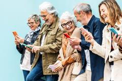 senioři, důchodci, digitální technologie, závislost, mobil