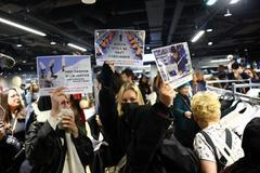 Demonstranti Paříž Shein