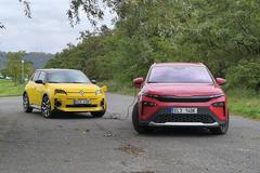 Renault 5 a Škoda Elroq dobíjení auta autem