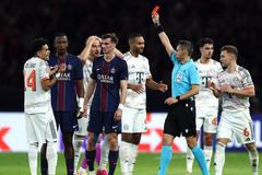 Luis Díaz (úplně vlevo) z Bayernu byl na hřišti PSG po dvou gólech vyloučen