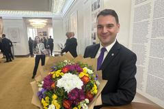 Předseda Motoristů sobě Petr Macinka s kyticí, kterou o chvíli později předal jako omluvu předsedkyni Trikolory Zuzaně Majerové