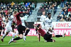 Jakub Martinec ze Sparty ve skluzu zasahuje před hráči Karviné