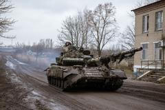 Záběry ukazují využití ukrajinského tanku T-64 ukrajinskými vojáky na frontě