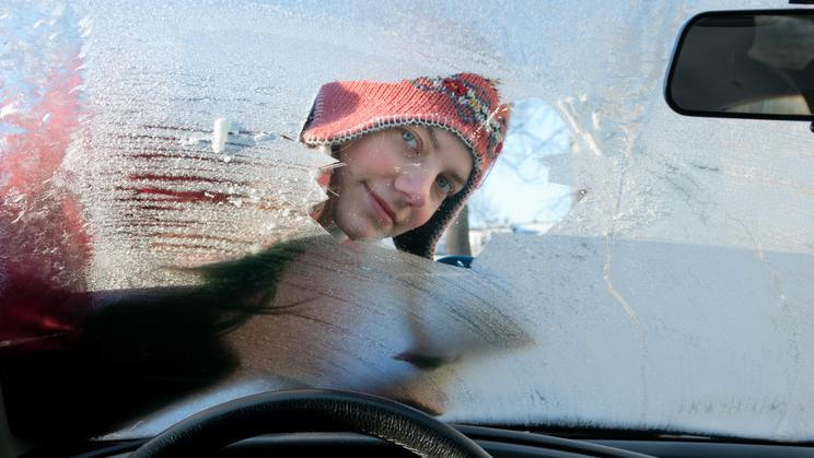 Škrábání čelního skla v zimě