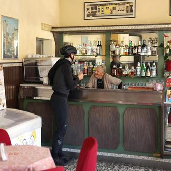 Tajemství dlouhověkosti v šálku kávy: 101 letá baristka Anna a její příběh