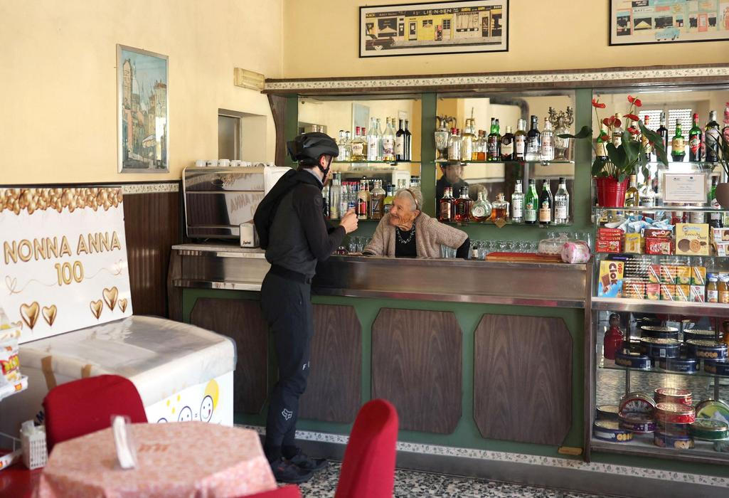 Tajemství dlouhověkosti v šálku kávy: 101 letá baristka Anna a její příběh