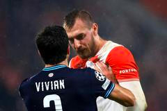 Daniel Vivian a Tomáš Chorý v zápase Slavie proti Bilbau