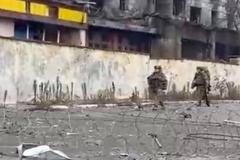 Rusové natáčeli své vojáky procházející se ruinami ukrajinského Pokrovska (20. 11. 2025).