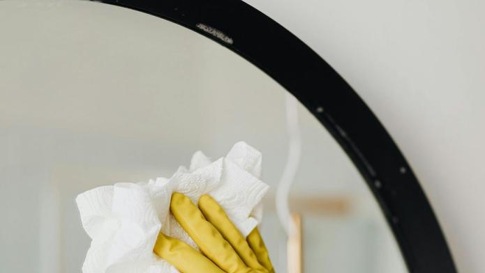 ruka zrcadlo čištění leštění zrcadlo ubrousek