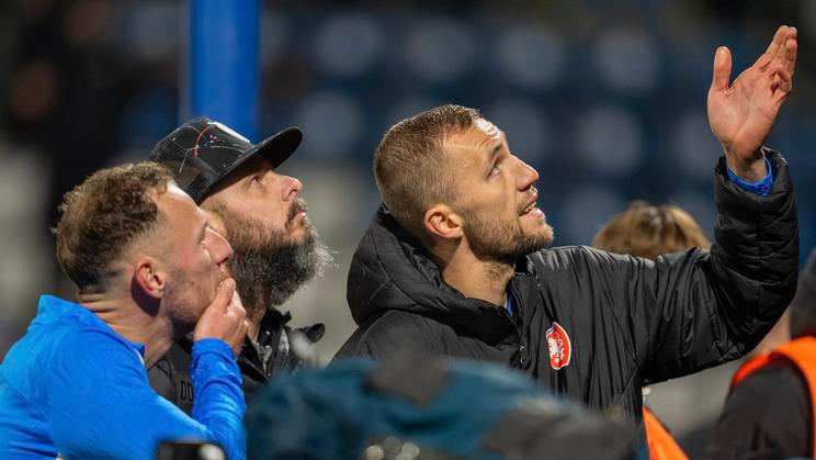 Tomáš Souček (vpravo) a Vladimír Coufal (vlevo) po utkání Česka s Gibraltarem