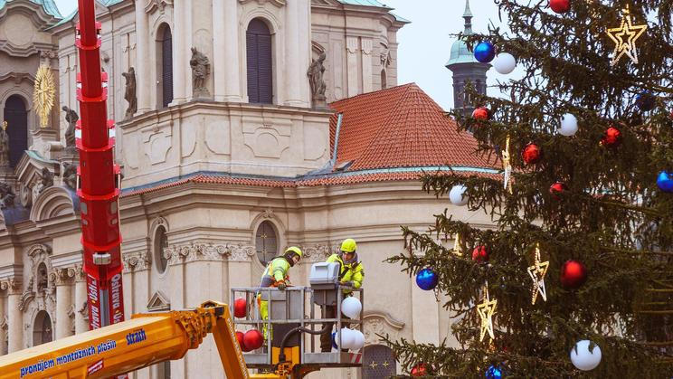 Vánoční Praha 2020: jak se zdobil strom na Staroměstském náměstí