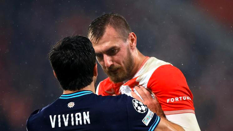 Daniel Vivian a Tomáš Chorý v zápase Slavie proti Bilbau