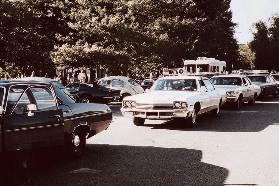 VW Brouk Teda Bundyho zablokovaný na parkovišti u Lake Sammamish, Washington, 14. července 1974, v den, kdy zde unesl a zavraždil dvě ženy. Kolorováno