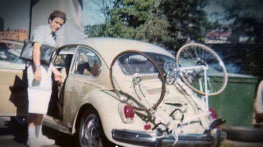 Ted Bundy u svého auta.