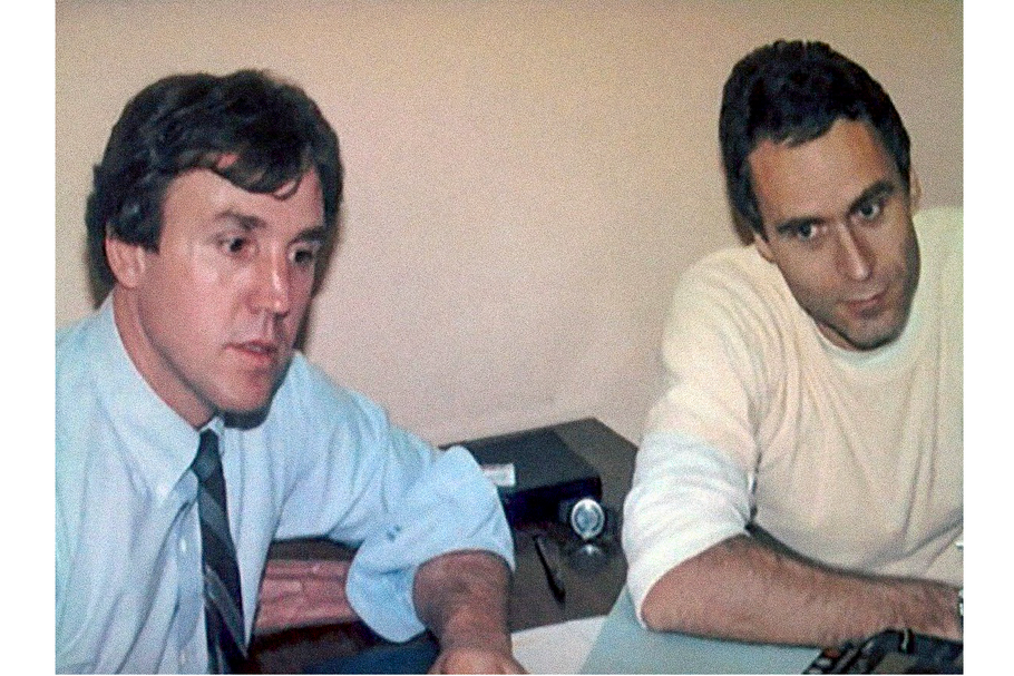 Agent FBI Bill Hagmaier a Ted Bundy během posledního rozhovoru v cele smrti na Floridě, den před vrahovou popravou, 23. ledna 1989.