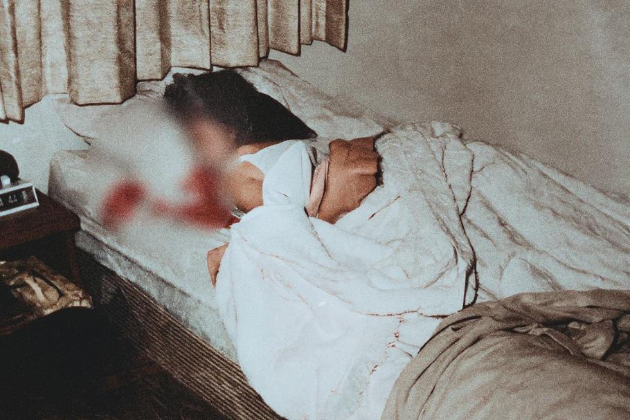 Zavražděná Margaret Bowmanová na místě činu v domě sesterstva Chi Omega v Tallahassee. Vražda se stala 15. ledna 1978, snímek je důkazem z procesu. Kolorováno