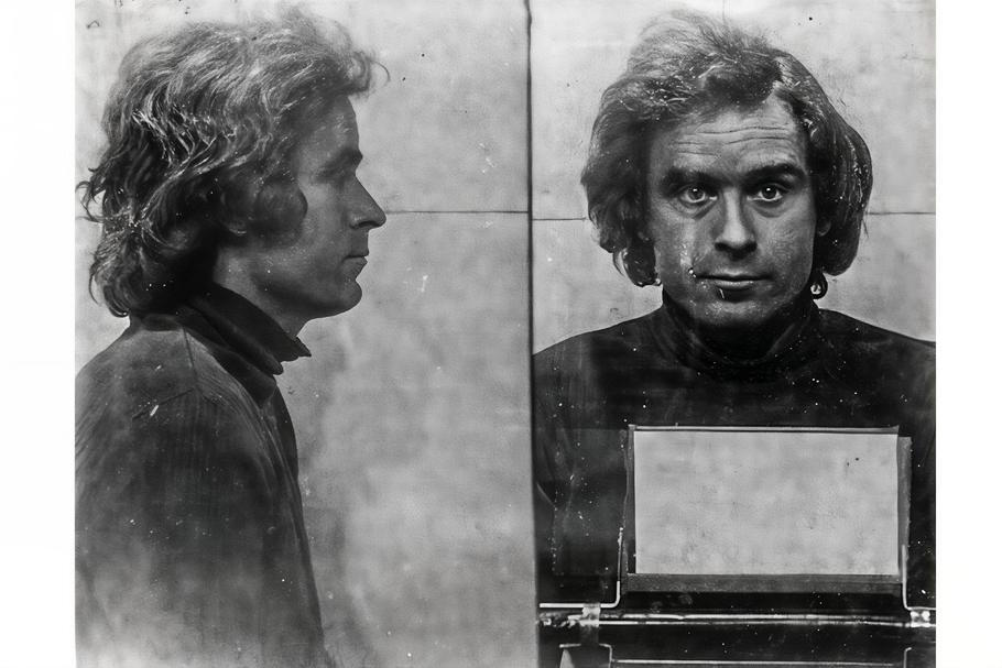Policejní fotografie (mug shot) Teda Bundyho, pořízená v srpnu 1975 v Utahu. Zatčení následovalo po silniční kontrole, která odhalila jeho únosový kit.
