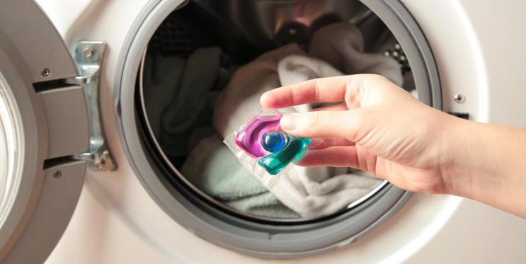 Hand,Holding,Gel,Caps,For,Washing,Machine.,Household,Laundry,Equipment.