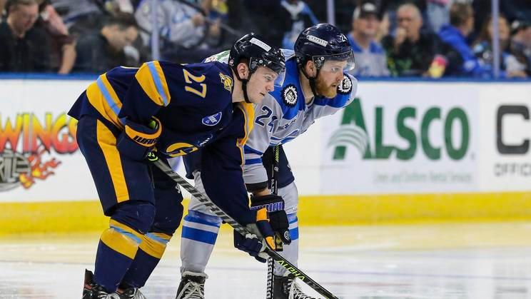 Útočník Atlanty Peter Bates (27) a forvard Jacksonvillu Travis Howe v utkání ECHL v dubnu 2022