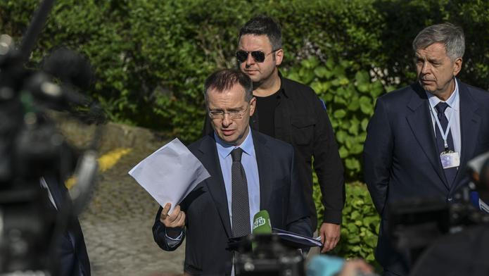 „Úkolem přímých jednání je nastolit dlouhodobý mír,“ sliboval do kamer Putinův vyjednavač