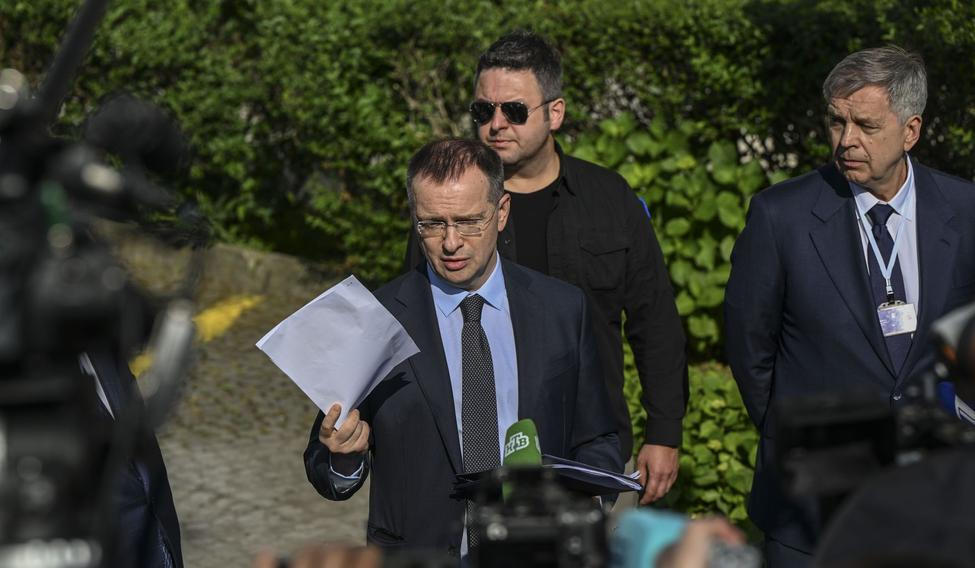 „Úkolem přímých jednání je nastolit dlouhodobý mír,“ sliboval do kamer Putinův vyjednavač