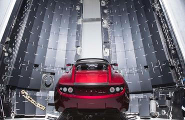 Tesla Roadster v raketě