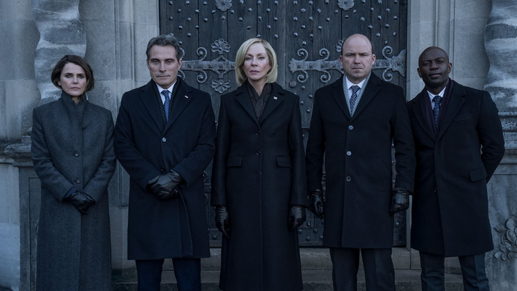 Seriál Diplomatické vztahy sleduje práci americké velvyslankyně v Londýně. Na snímku Keri Russellová, Rufus Sewell, Allison Janneyová, Rory Kinnear a David Gyasi.