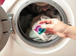 Hand,Holding,Gel,Caps,For,Washing,Machine.,Household,Laundry,Equipment.