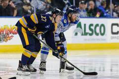 Útočník Atlanty Peter Bates (27) a forvard Jacksonvillu Travis Howe v utkání ECHL v dubnu 2022