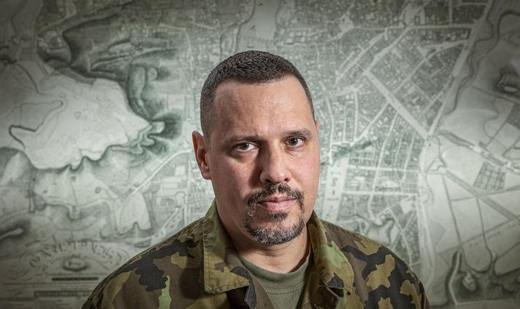 Generál Roman Hyťha je jedním z nejbližších kolegů Karla Řehky. Ovšem poté, co se 26. září 2025 zúčastnil incidentu v Brně, při němž mu jiný voják pořezal ruku, je jeho další kariéra nejistá.