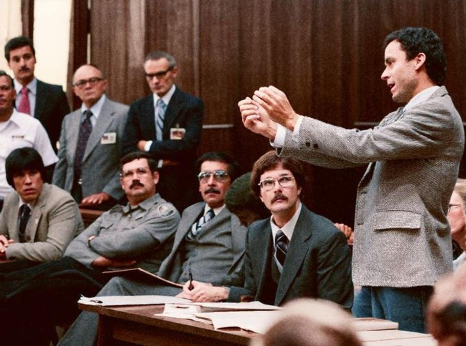 Ted Bundy gestikuluje při přednesu návrhu soudci během svého procesu v Miami 25. června 1979, kde se z velké části sám hájil v případu vražd.