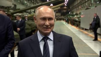 Zatímco Putin ve videu mluví o porodnosti, analytici ze záběrů usuzují na velikost výroby tanků