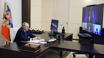 Záběry z Putinovy místnosti z let 2022 a 2025. Rusové přestali před vůdce aranžovat ořezané tužky