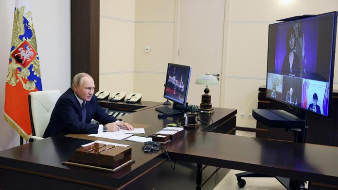 Záběry z Putinovy místnosti z let 2022 a 2025. Rusové přestali před vůdce aranžovat ořezané tužky