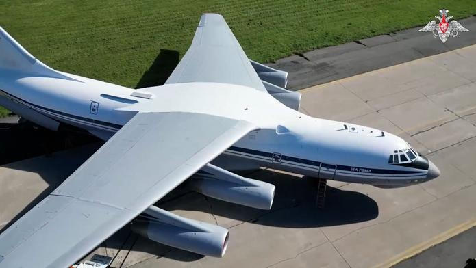 Ruští výsadkáři nakládali Il-76, aby cvičili útok v týlu nepřítele, Su-34 vypouštěly hloupé bomby