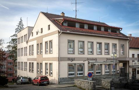 Hotel a restaurace Jirmásek na Dolním náměstí v Humpolci.