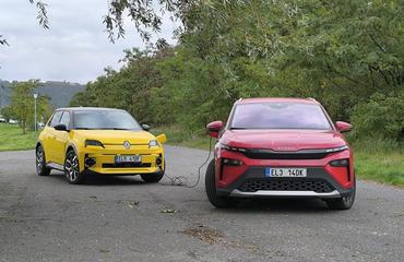 Renault 5 a Škoda Elroq dobíjení auta autem
