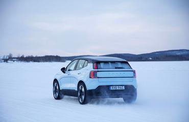 Volvo EX30, elektromobil, zima, jezero, led, zamrzlé jezero, jízda na zamrzlém jezeře