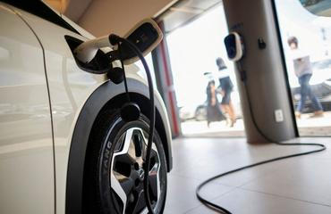 elektromobilita auto elektrické ilustrační