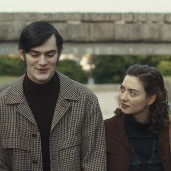 Z filmu Nepela režiséra Gregora Valentoviče. Na snímku Josef Trojan jako Nepela a Antonie Formanová jako krasobruslařka Hana Mašková.