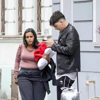 Dcera Natasha Nepela a její syn dorazili na premiéru filmu Nepela do Bratislavy.