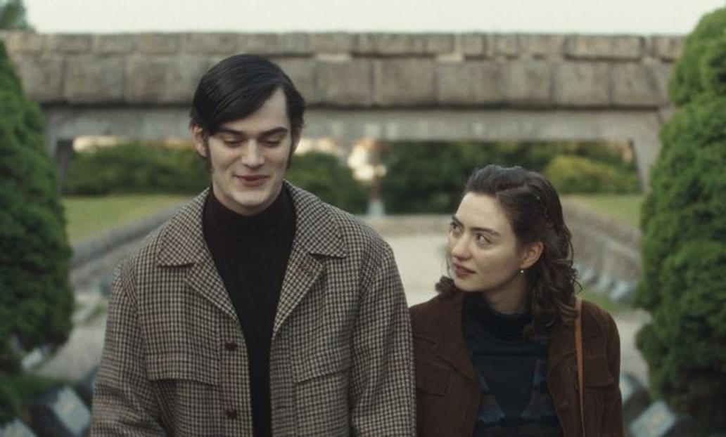 Z filmu Nepela režiséra Gregora Valentoviče. Na snímku Josef Trojan jako Nepela a Antonie Formanová jako krasobruslařka Hana Mašková.