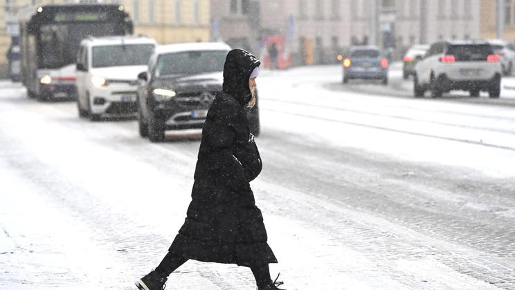 žena, přechod pro chodce, sníh, sněžení, třída Svobody