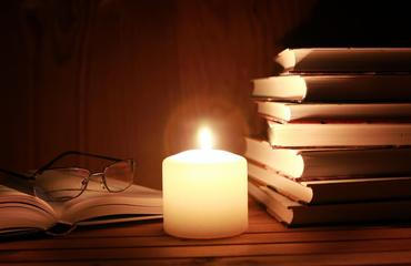 Knihy, svíčka