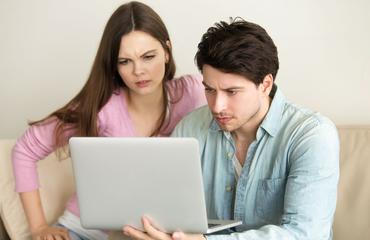 Dluh / Mladý pár / Notebook / Dlužníci / Starosti / Finance / Ilustrační snímek