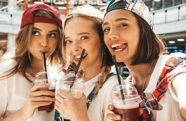 léto, dívka, brčko, kelímek, ilustrační